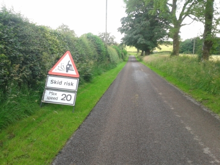 loose chippings skid risk sign