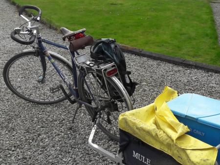 Bike with trailer with recycling bin